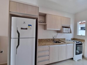Fridge, oven, stovetop, toaster - Curta Praia de Armação - Casa Violeta (Penha)