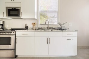 Microwave, coffee/tea maker, cookware/dishes/utensils, paper towels - Paradise on the Bay  (Goodland)