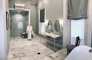 Luxury Room, 1 King Bed, Ensuite | Bathroom | Designer toiletries, hair dryer, bathrobes, slippers
