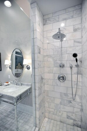 Luxe kamer, 1 queensize bed, en-suite badkamer | Badkamer | Designer toiletartikelen, een haardroger, badjassen, pantoffels