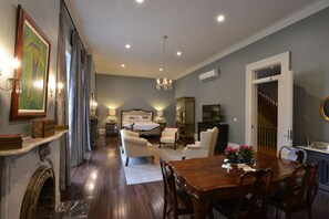 Luxury-Zimmer, 1 King-Bett, mit Bad | Hochwertige Bettwaren, Daunenbettdecken, Tempur-Pedic-Betten