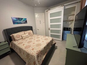 2 bedrooms, iron/ironing board, WiFi, bed sheets - Well appointed home in Glendale with a Private Room with Exclusive Bathroom (Glendale)