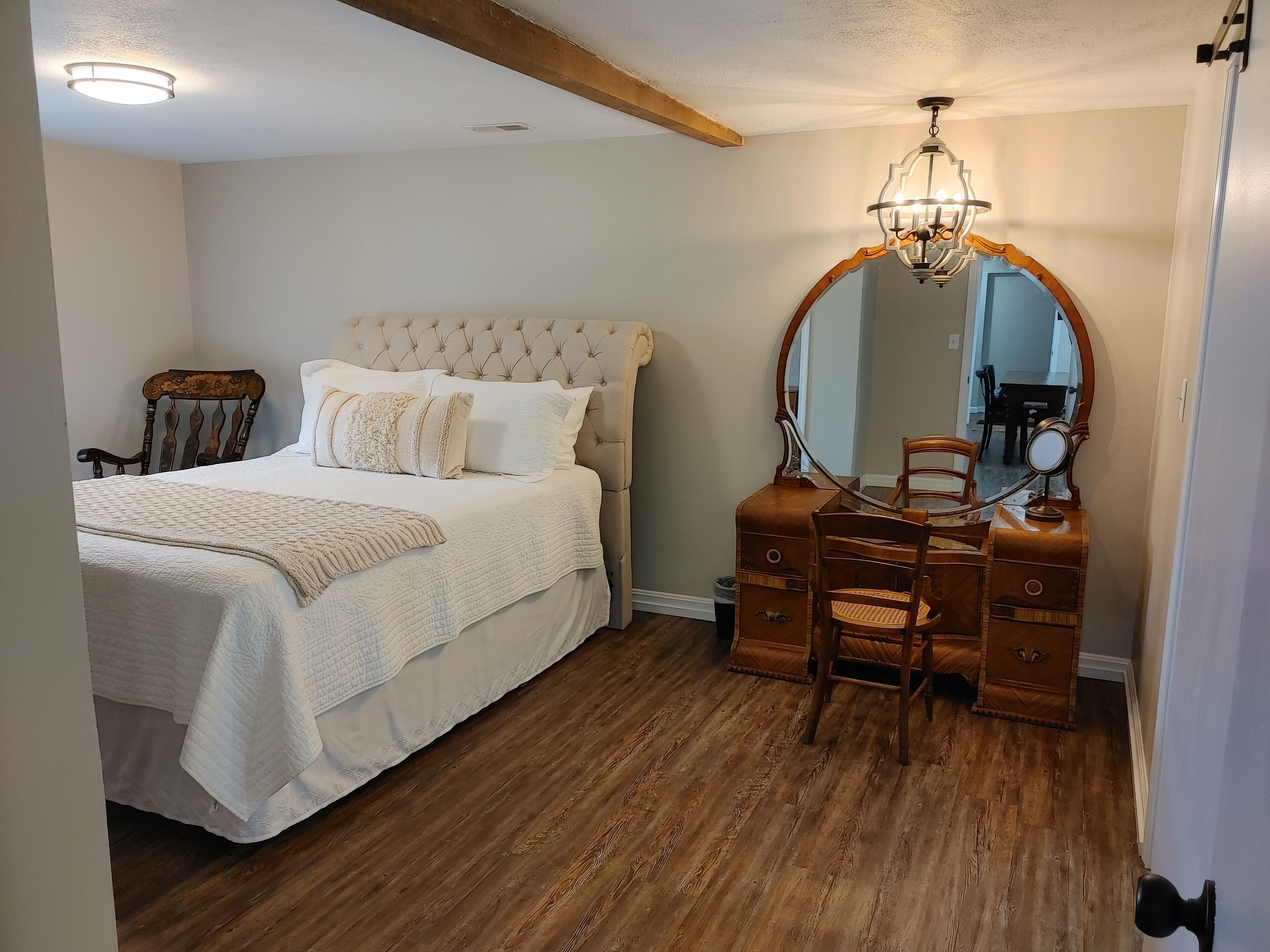 Havisham Bourbon Bar - private, spacious, wine trail apartment (Suite 18)