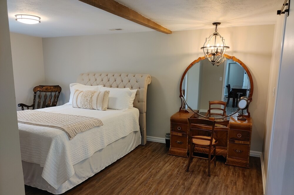 Havisham Bourbon Bar - private, spacious, wine trail apartment (Suite 18)