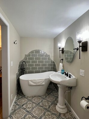 Baignoire, sèche-cheveux, serviettes fournies, savon