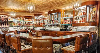 Havisham Bourbon Bar - Suite 18 - private, spacious, wine trail apartment