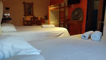 Suite estudio familiar | Tabla de planchar con plancha, wifi gratis y ropa de cama