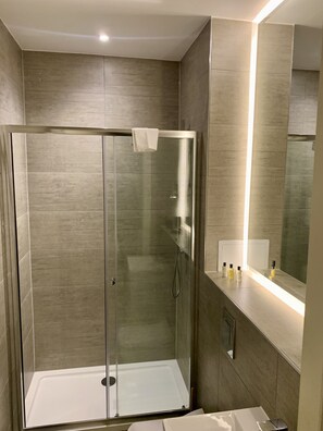 Luxury-Apartment, barrierefrei, eigenes Bad (Capital Drive) | Badezimmer | Haartrockner