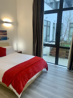 Appartement Luxe, accessible aux personnes à mobilité réduite, salle de bains privée (Capital Drive) | 1 chambre, fer et planche à repasser