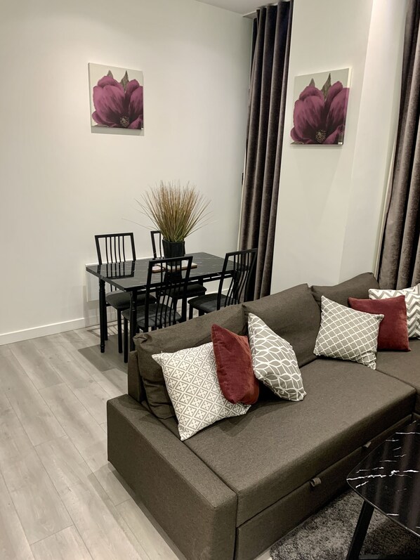 Lounge - Luxury One Bed Apartment With Parking (Milton Keynes)