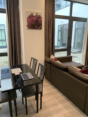 Appartement Luxe, accessible aux personnes à mobilité réduite, salle de bains privée (Capital Drive) | Restaurant