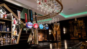 2 bars/lounges