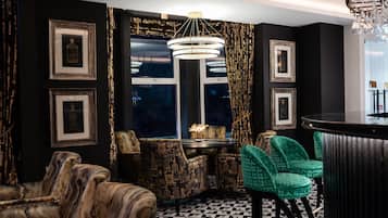 2 bars/lounges