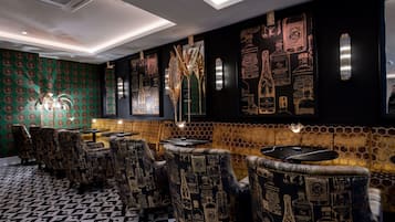 2 bars/lounges