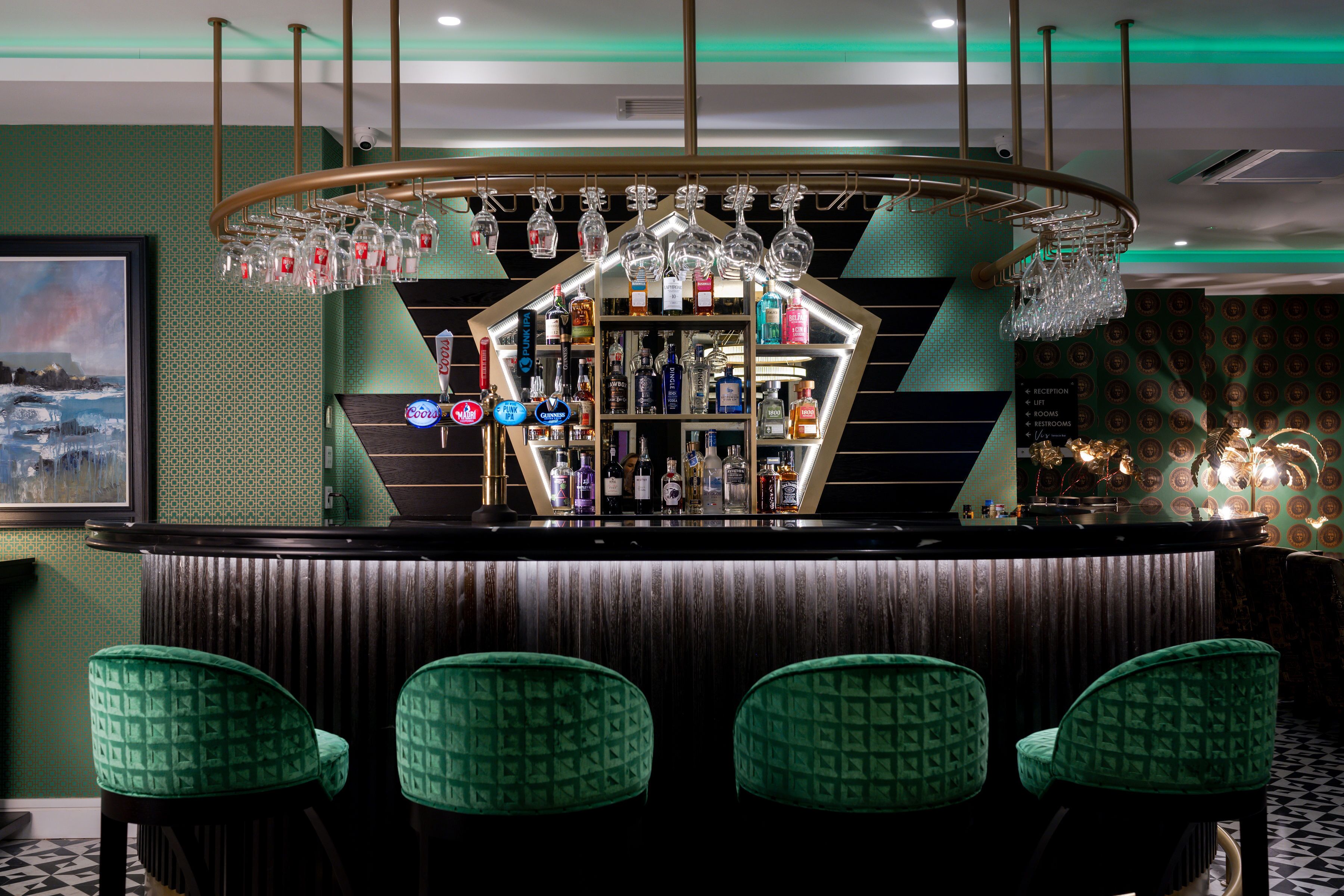 2 bars/lounges