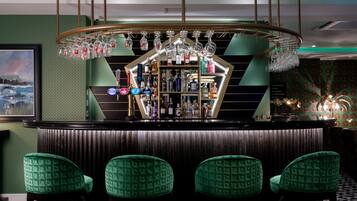 2 bars/lounges