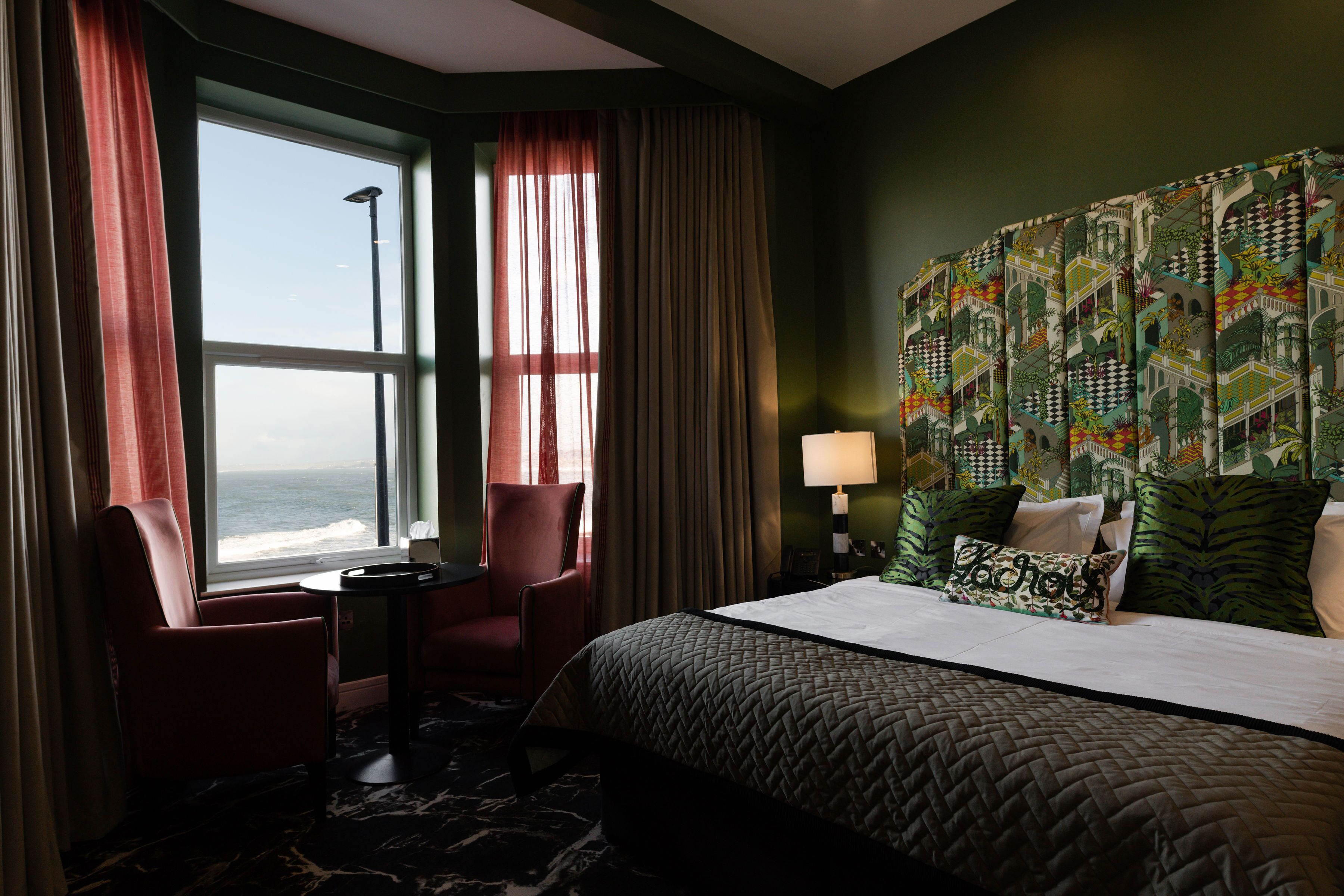 行政双人房或双床房 | 高档床上用品、客房内保险箱、办公桌、笔记本电脑工作区