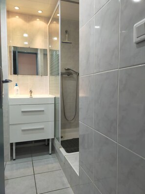 Shower, hair dryer, toilet paper - Seaside apartment, air conditioning, parking, swimming pool, 2 bedrooms (Argeles-sur-Mer)