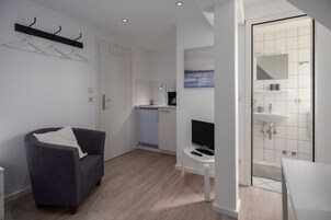 Basic Single Room | Private kitchen | Electric kettle, toaster, coffee grinder, eco-friendly cleaning products