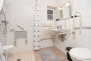 Habitación triple básica | Baño | Ducha, cabezal de ducha tipo lluvia, secador de pelo y suelo radiante