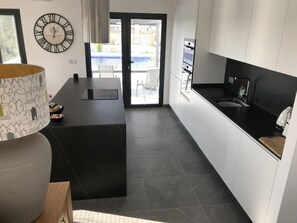 Jääkaappi, mikroaaltouuni, uuni, liesi