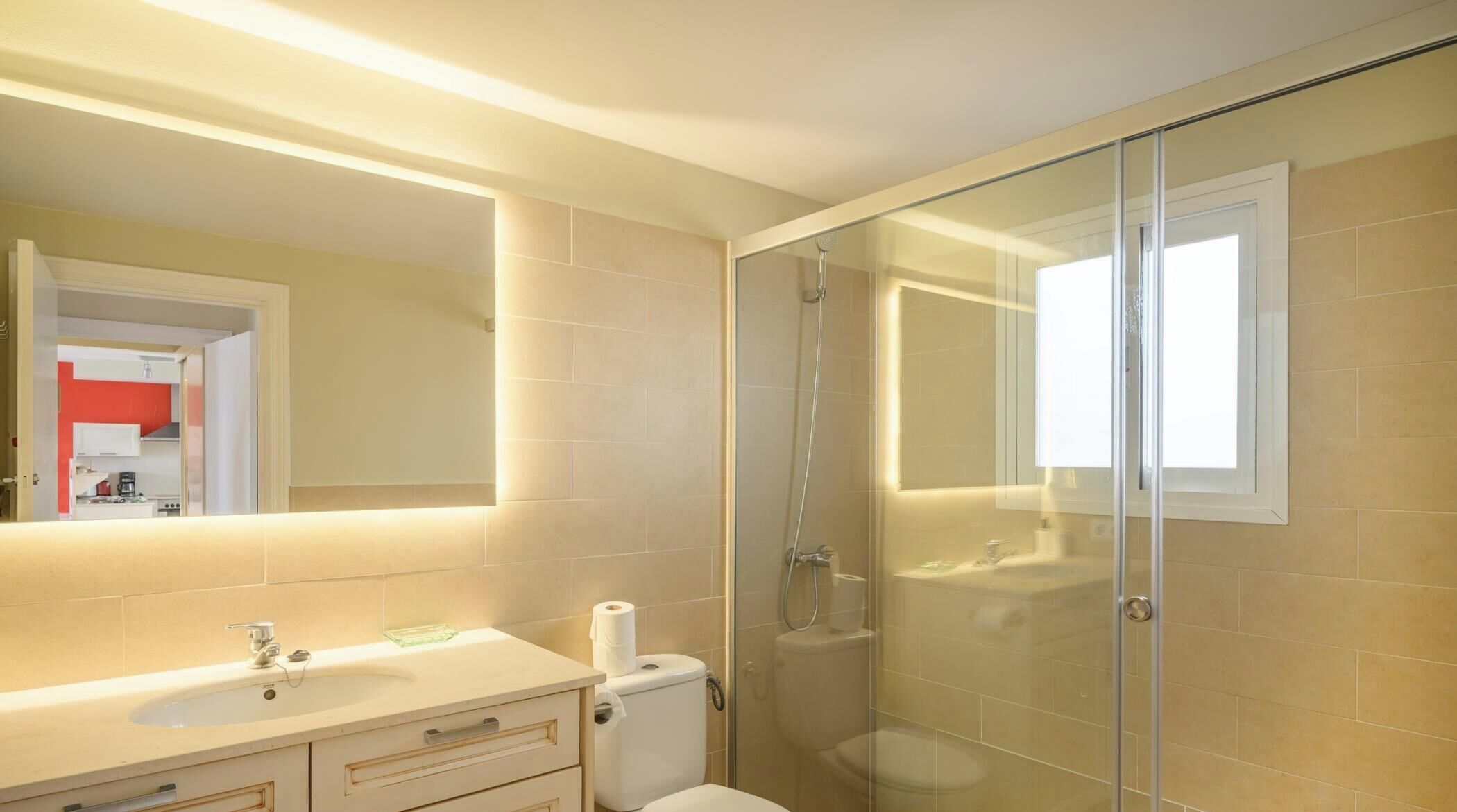 Bañera, secador de pelo y toallas