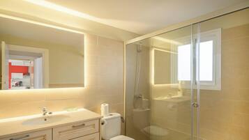 Bañera, secador de pelo y toallas