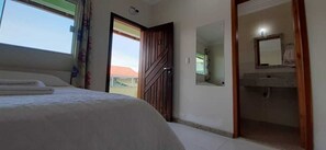 Quarto quádruplo básico, 1 cama de casal e sofá-cama | Wi-Fi de cortesia