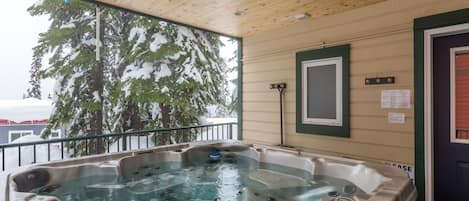 Indoor spa tub