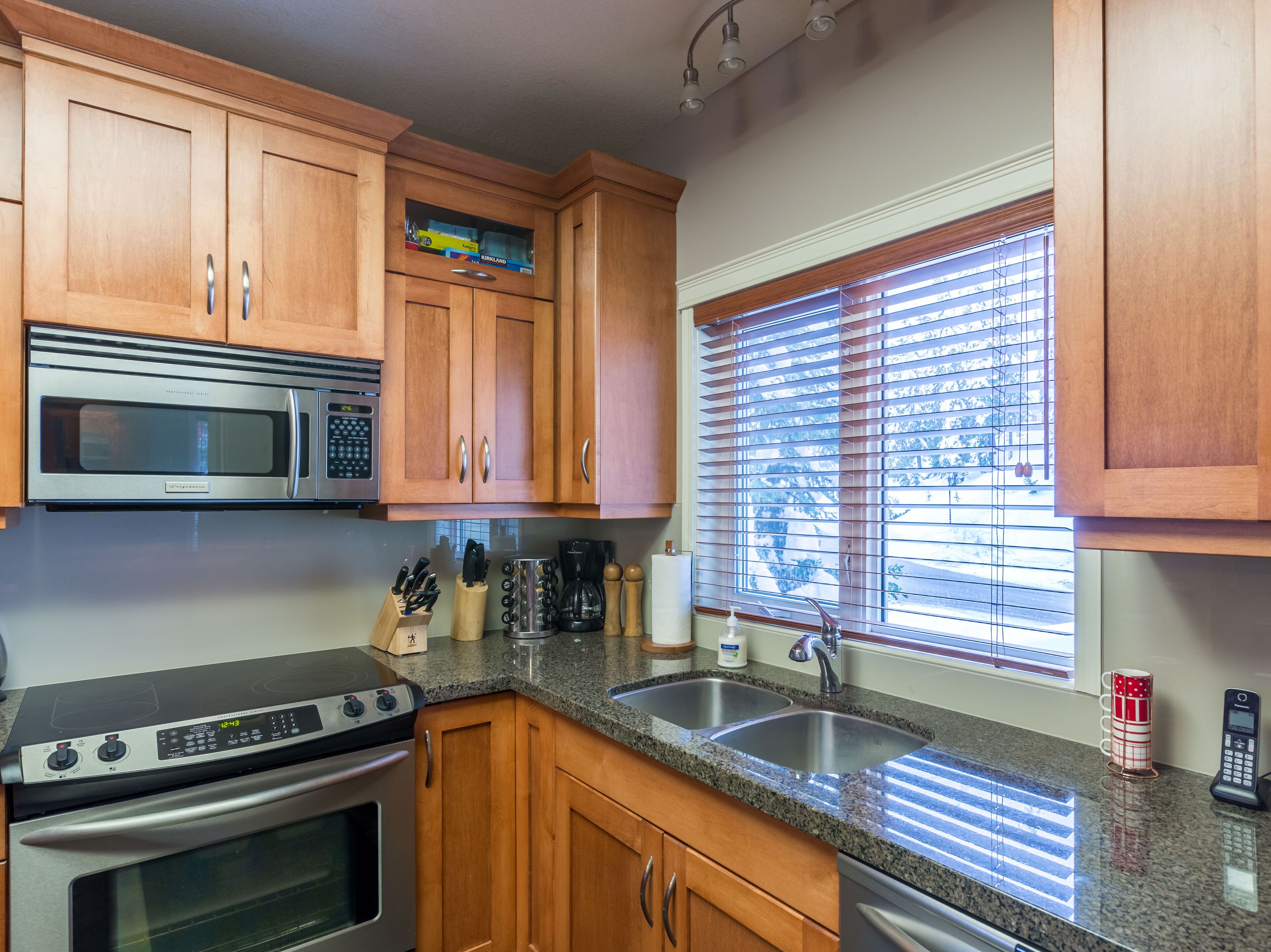 Affordable 3 Bedroom House - Ski In/Out with Private Hot Tub