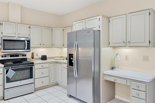 Frigorífic, microones, forn i placa de cuina