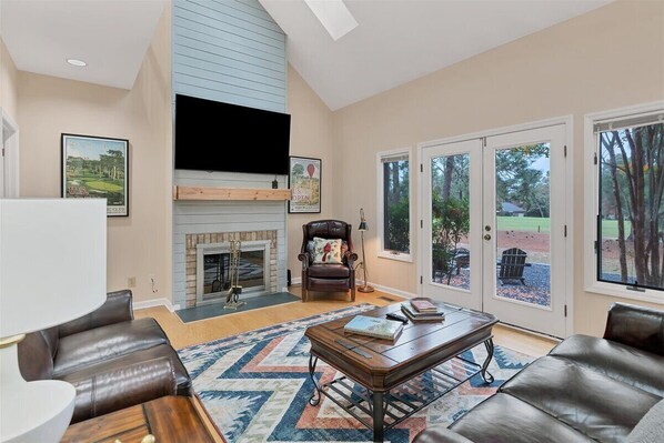 Smart TV, fireplace - Pinehurst Golf Retreat (Pinehurst)