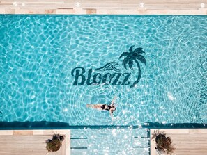 Outdoor pool, free pool cabanas, pool umbrellas - Bloozz resort Bonaire (Kralendijk)
