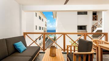 Comfort Studio | In-room safe, blackout curtains, soundproofing, iron/ironing board