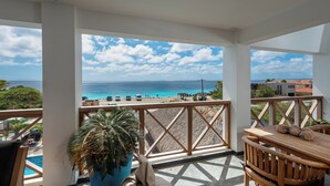 Loftsleilighet – deluxe | Utsikt mot strand/hav