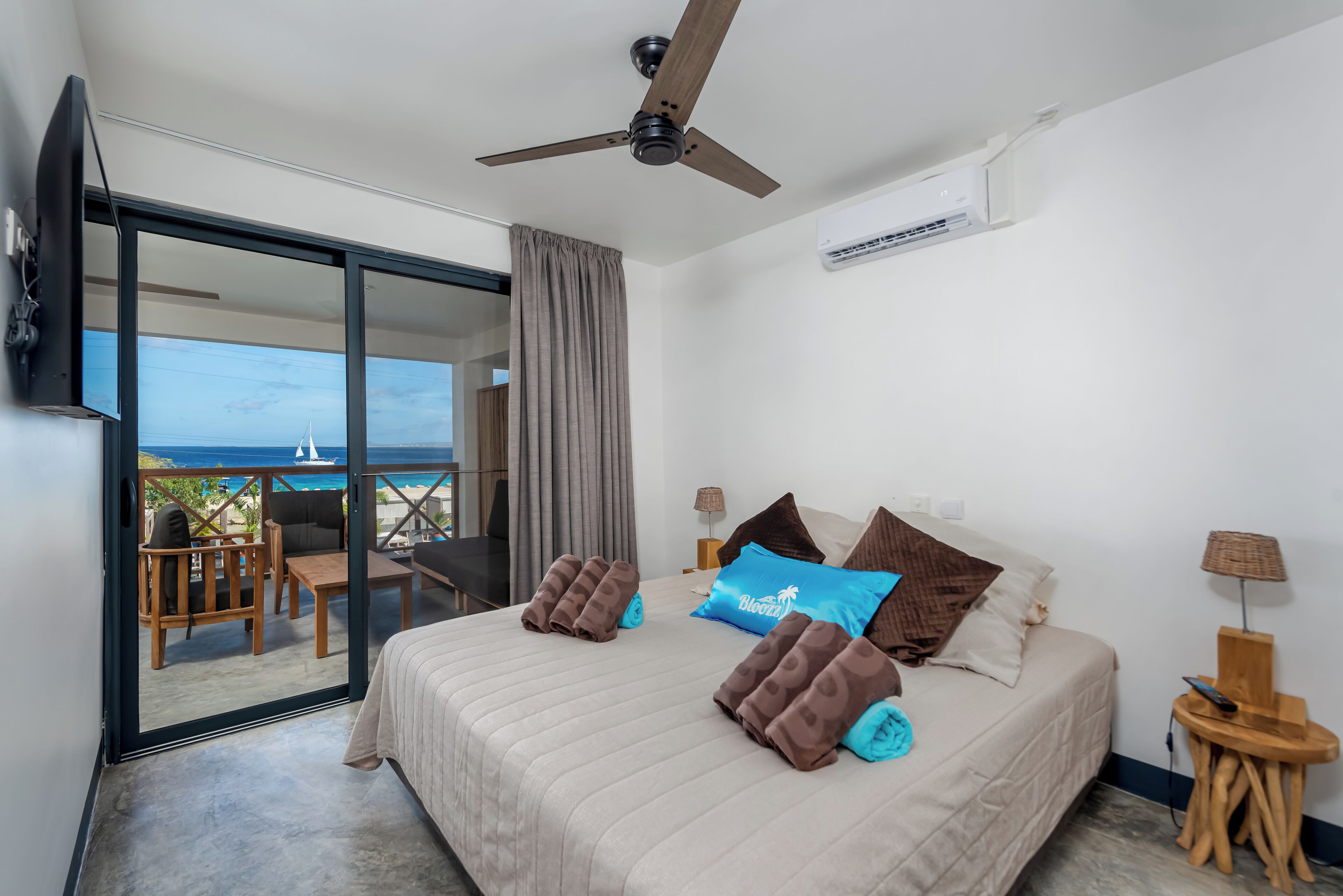 خزنة داخل الغرفة وستائر تعتيم وتجهيزات عازلة للصوت ومكواة/لوح كي