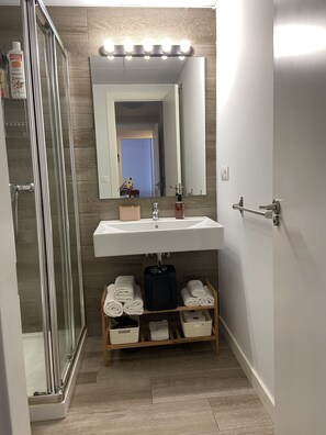 Douche, sĂšche-cheveux, serviettes fournies, savon