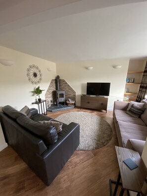 Smart TV, fireplace - Beautiful cottage in the heart of Rhayader with riverside views ( pet friendly) (Rhayader)