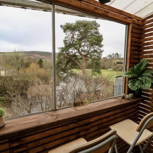 Beautiful cottage in the heart of Rhayader with riverside views ( pet friendly)