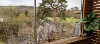 Beautiful cottage in the heart of Rhayader with riverside views ( pet friendly)