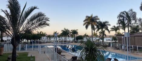 Una piscina al aire libre, una piscina climatizada