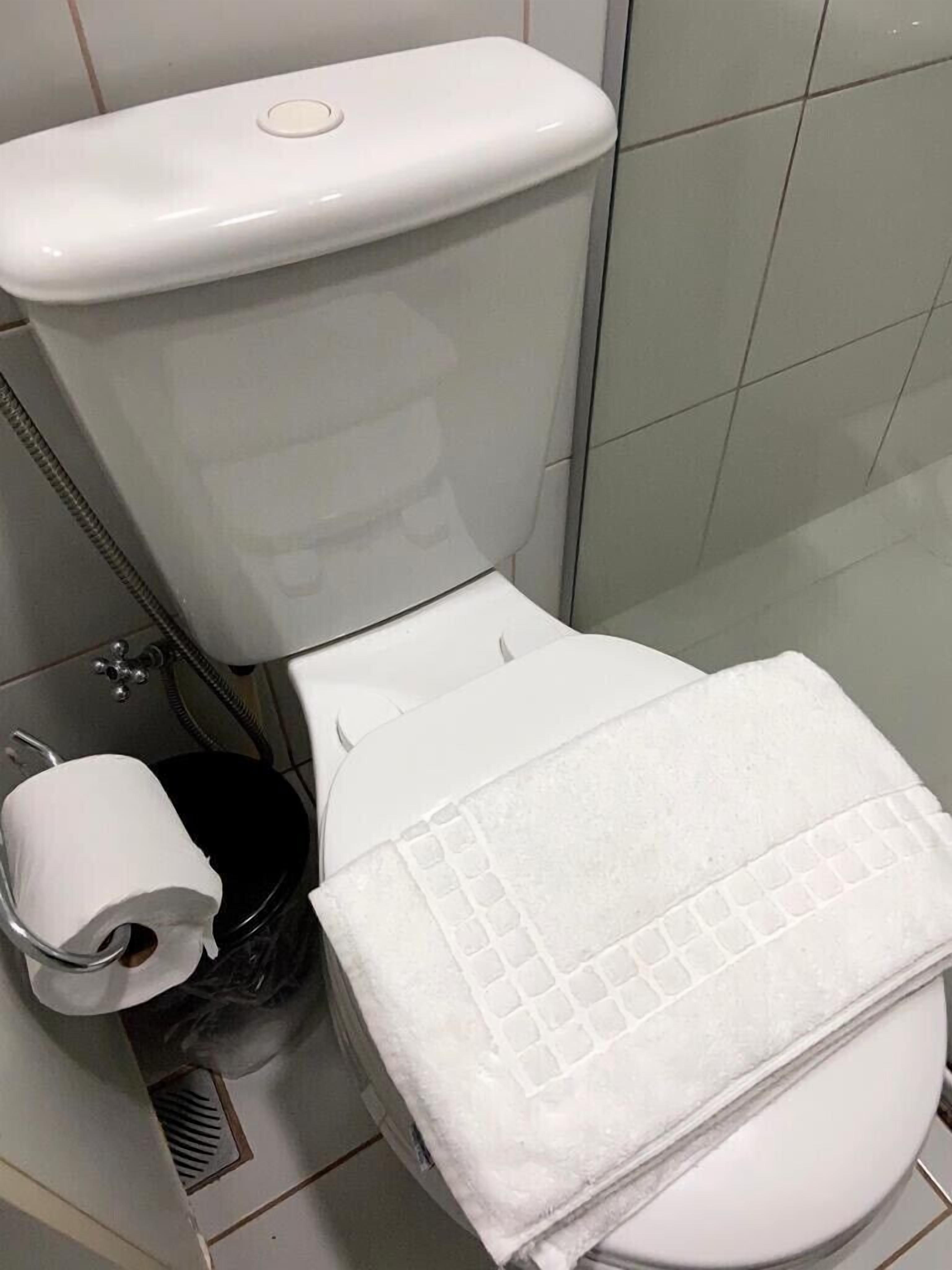 Chuveiro, secador de cabelo, toalhas de banho, sabonete