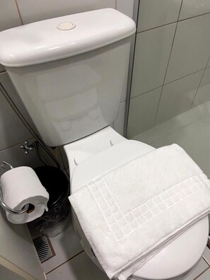 Shower, hair dryer, towels, soap - Life Resort - By the Lake, Ideal for Leisure/Work. (Brasilia)