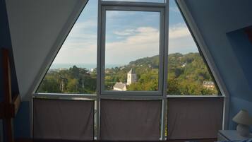 4 slaapkamers, geluiddichte muren, een strijkplank/strijkijzer