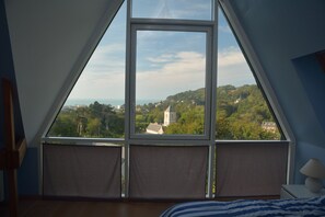 4 bedrooms, soundproofing, iron/ironing board, travel cot