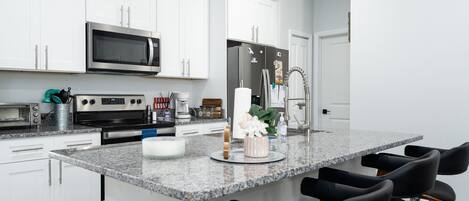 冷蔵庫、電子レンジ、オーブン、コンロ