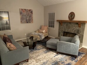 Living area - GreenHouse LUXE: Whole House Retreat (Covington)