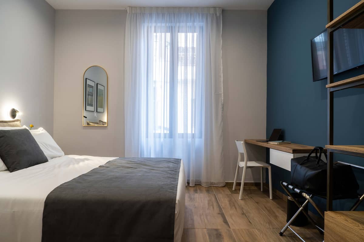 1 bedroom, desk, laptop workspace, soundproofing