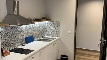 Apartment 6 With Private Terrace | 1 bilik tidur, meja, ruang kerja komputer riba, kalis bunyi