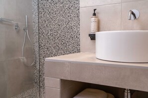 One Bedroom Apartment 1 | Badezimmer | Dusche, Regendusche, Designer-Toilettenartikel, Haartrockner